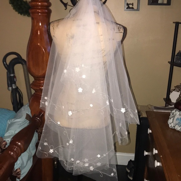 New Hand Beaded wedding veil - Picture 3 of 8